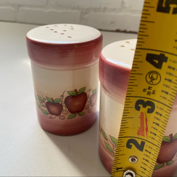 Salt and Pepper Shakers with Apples - Picture 5 of 8